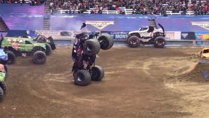 Freestyle en Monster Truck impressionant ! Conduire sur les roues avant !