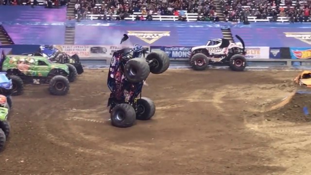 Freestyle en Monster Truck impressionant ! Conduire sur les roues avant !
