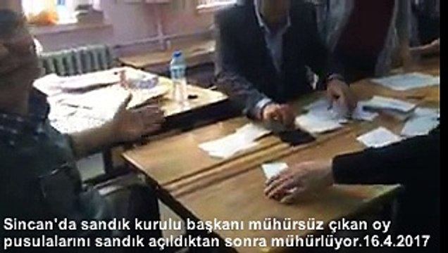 Sincan'da sandık kurulu başkanı mühürsüz çıkan oy pusulalarını sandık açıldıktan sonra mühürlüyor