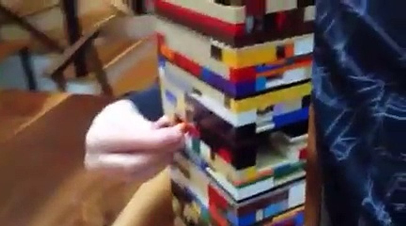 Un coffre fort LEGO construit par un gamin ! - Vidéo Dailymotion