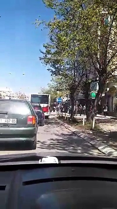 Autobusët urban bllokojn qarkullimin