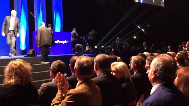 Le meeting de Marine Le Pen perturbé par une Femen