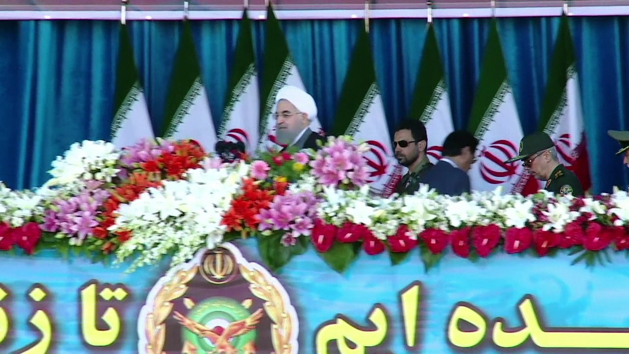 إيران تحتفل بعيد الجيش بعرض عسكري حضره الرئيس روحاني