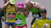 Ils portent une jeune femme dans les derniers mètres du marathon de Boston