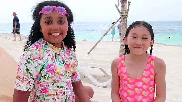 How To Solve The Rubiks Cube In 1 Minute! Toys AndMe Meets Genius Fan On The Beach