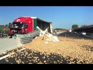 Ancona - Camion sfonda guardrail e perde carico di patate (18.04.17)