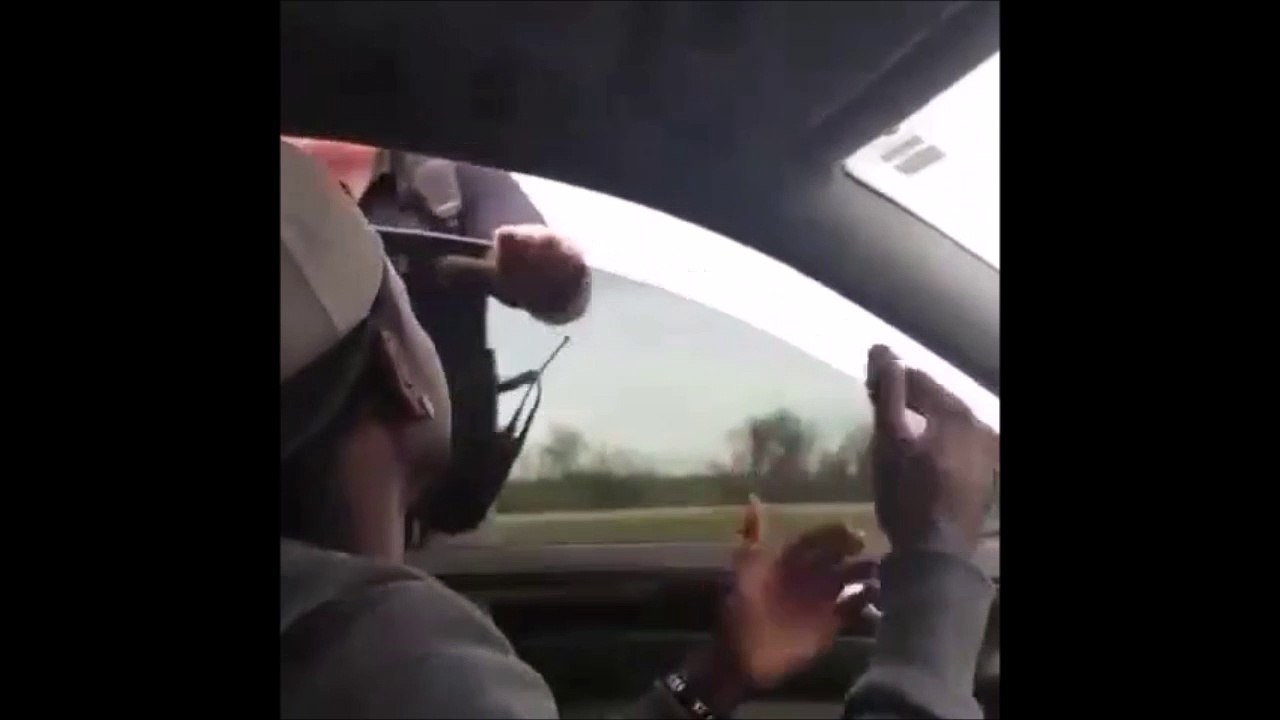 Fallait pas enerver ce policier.. Il eclate la vitre à main nue!