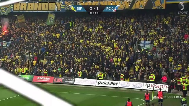 Ces supporters de FOOT balancent des rats crevés sur les joueurs adverses !