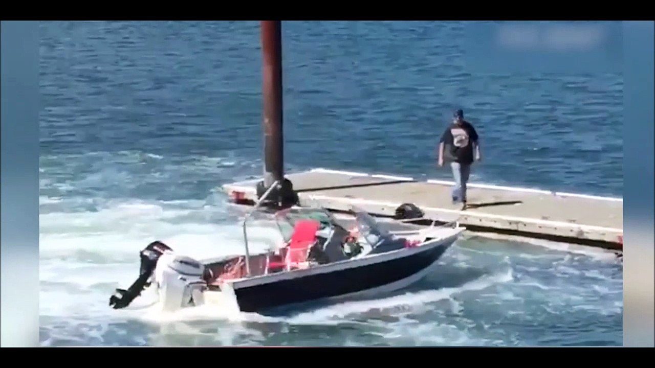 Ce bateau fou tourne tout seul et cet homme essaie de l'arreter