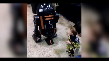 Ce bébé va avoir la peur de sa vie face à ce robot