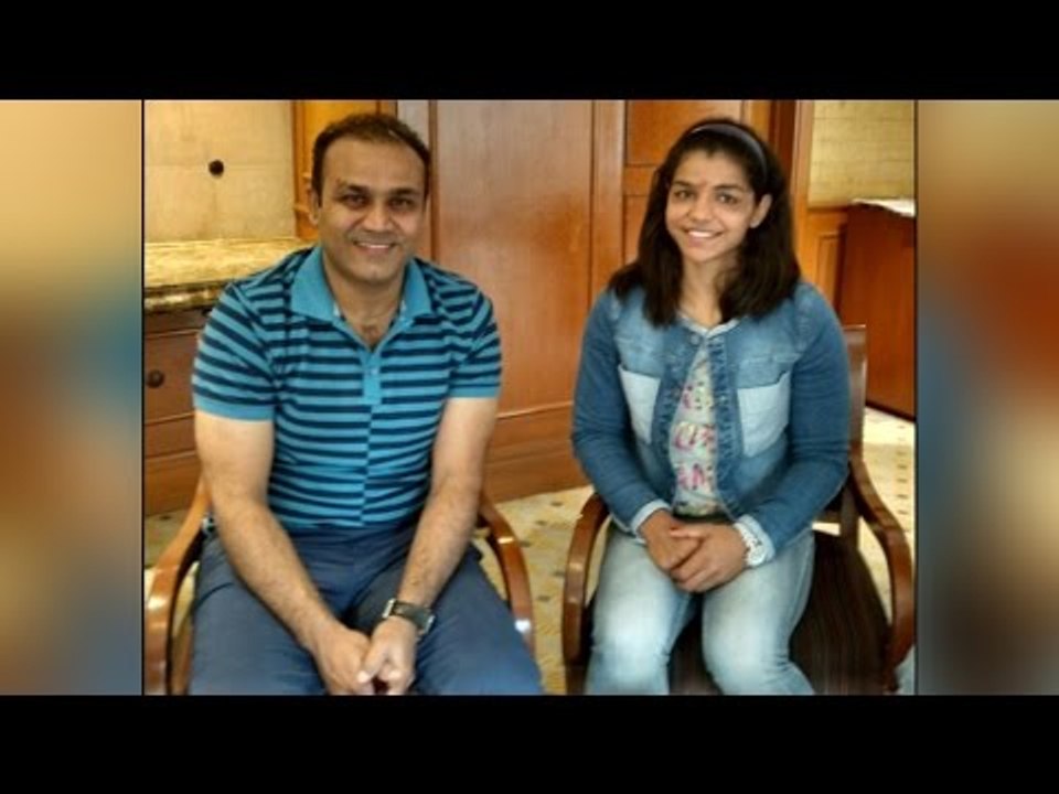 Virender Sehwag fulfills Sakshi Malik's wish to meet him, shares pic on twitter|Oneindia News