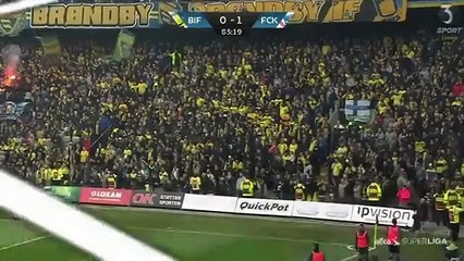 Les supporteurs de Brondby jettent des rats morts sur les joueurs de Copenhague