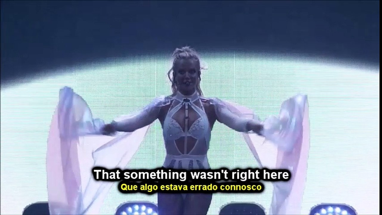 britney spears - baby one more time - live in london 2016 apple festival (with lyrics in english and portuguese) legendado em portugues