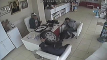 Eczanede Otururken Otomobil Tekerleği Çarptı...o Anlar Saniye Saniye Kamerada