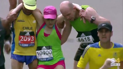 Deux coureurs s'arrêtent pour aider une femme à terminer le marathon de Boston