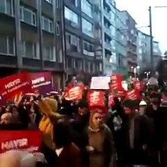 الاتراك يواصلون احتجاجهم على نتيجة الاستفتاء التى يصفونها بالمزورة ويرفعون لـ اروغان الكارت الاحمر