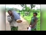 Odisha man carries wife's body for 10 Kms with daughter as hospital denied vehicle | Oneindia News