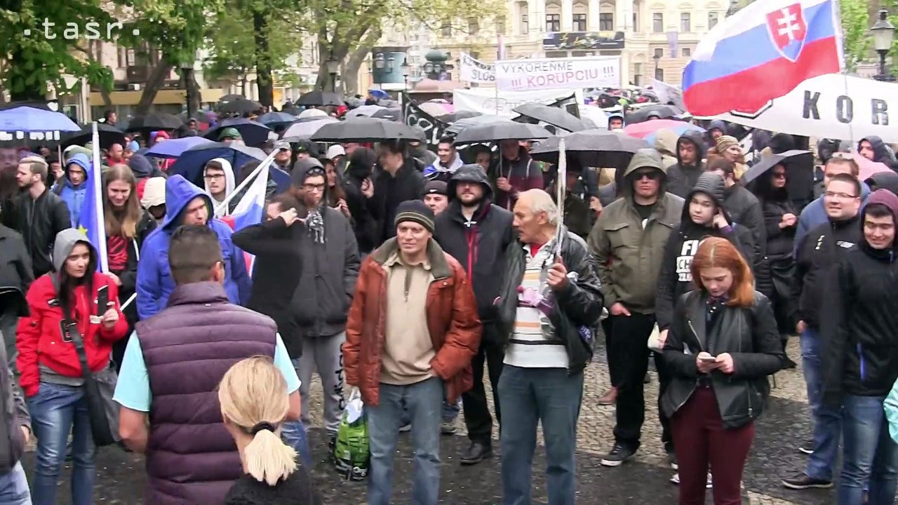 Centrom Bratislavy pochodovali tisíce ľudí proti korupcii