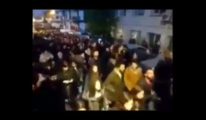 Beşiktaş'ta yurttaşlar YSK'yi protesto ediyor