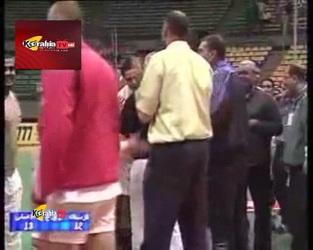 مرتضى منصور يقتحم نهائي كأس مصر لكرة اليد عام 2006 بين الأهلي والزمالك بكأس مزور