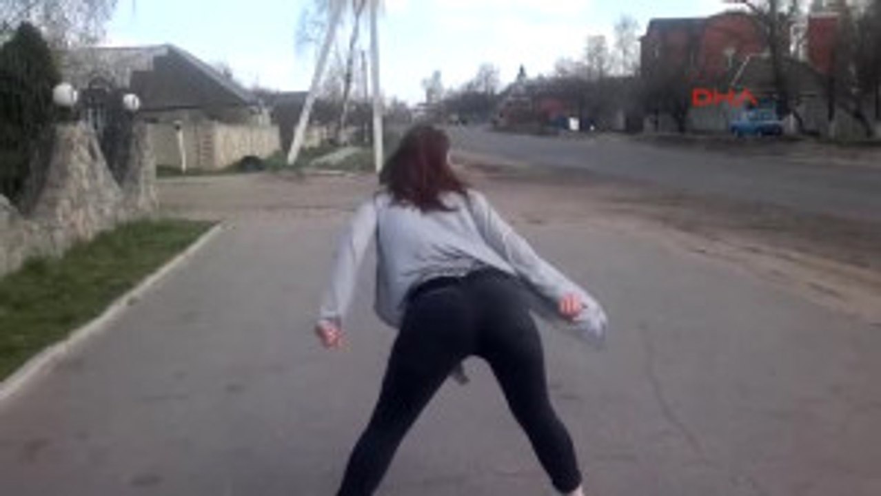Genç Kızın 'Twerk' Dansı, Trafik Kazasına Neden Oldu