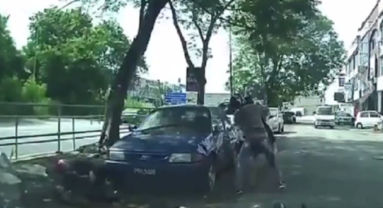 Girl beats robber VERY FUNNY