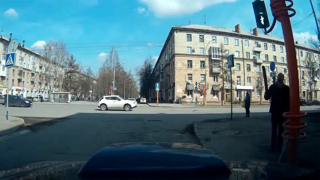 Un russe tente de redresser un feu de signalisation