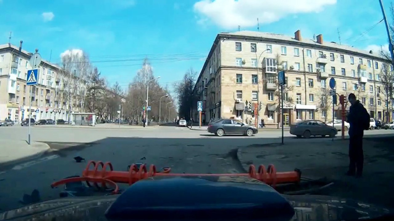 Un homme fait tomber un feu de signalisation