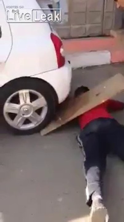 Ce débile se fait rouler dessus par son pote et s'en sort sans blessure