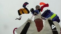 Ce saut en parachute synchronisé depuis une tour industrielle est dingue