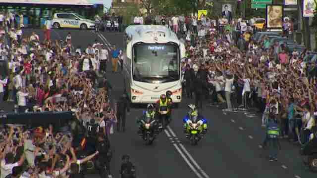 La afición del Real Madrid recibe a sus jugadores en el Santiago Bernabeu
