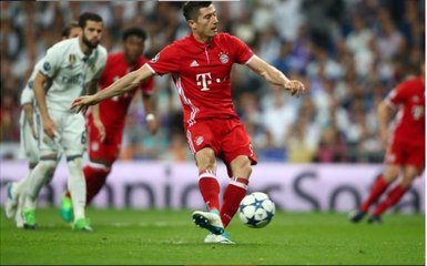 Robert Lewandowski ne tremble pas et transforme le penalty, le Bayern ouvre la marque