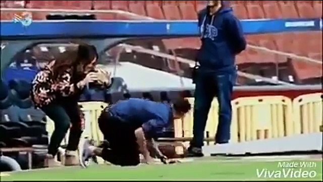 Dani Alves special return to Camp Nou with a kiss