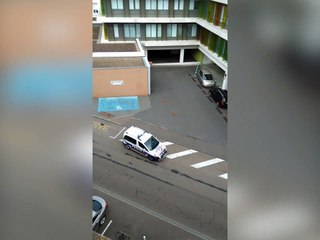 La police oublie de mette le frein à main, la voiture s’encastre dans un véhicule stationné !