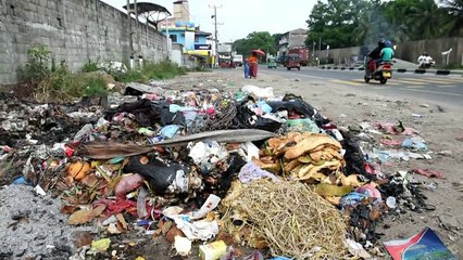 Garbage piles up in Sri Lanka capital as toll hits 30