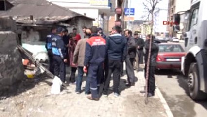 Kars Çöp Evinin Boşaltılmaması Için Kendini Kapıya Zincirledi