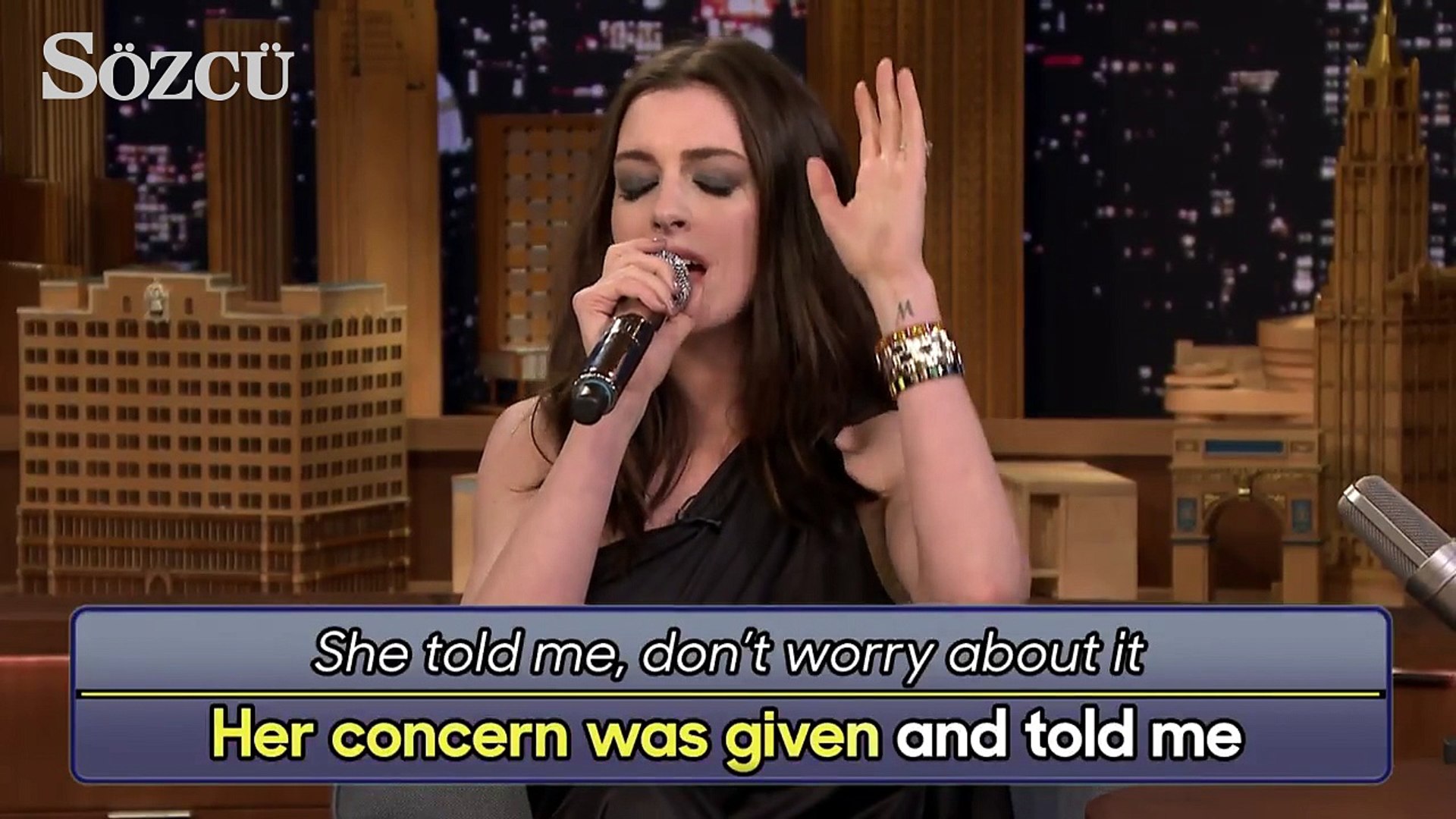 ⁣Anne Hathaway ve Jimmey Fallon şarkıları google translate çevirisiyle yeniden yorumladı
