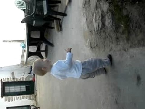 Elouan dehors écoute les oiseaux le 28.09.07