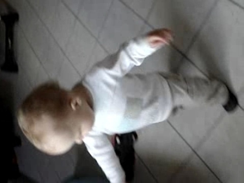 Elouan marche dans la maison le 28.09.07