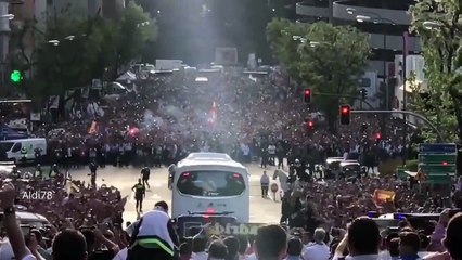 Real fans - players bus arrival to the Santiago Bernabéu stadium - Real Madrid vs Bayern Munich