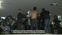 Policiais contrários à reforma da Previdência invadem a Câmara dos Deputados