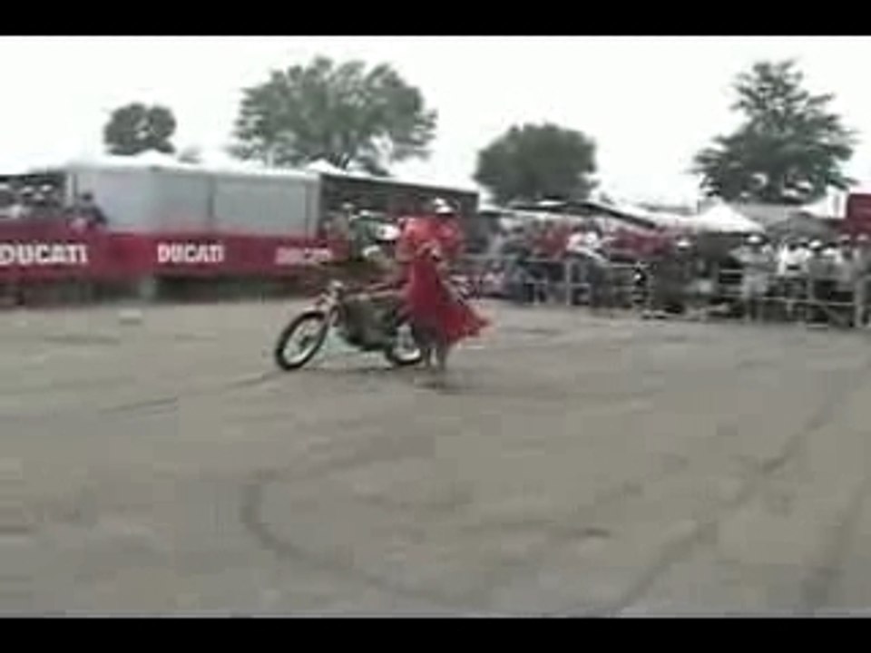 Stunt - Christian Pfeiffer sur Ducati Monster