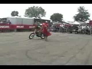 Stunt - Christian Pfeiffer sur Ducati Monster