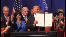 Trump firma nuevo decreto y ordena revisar visados y acuerdos comerciales