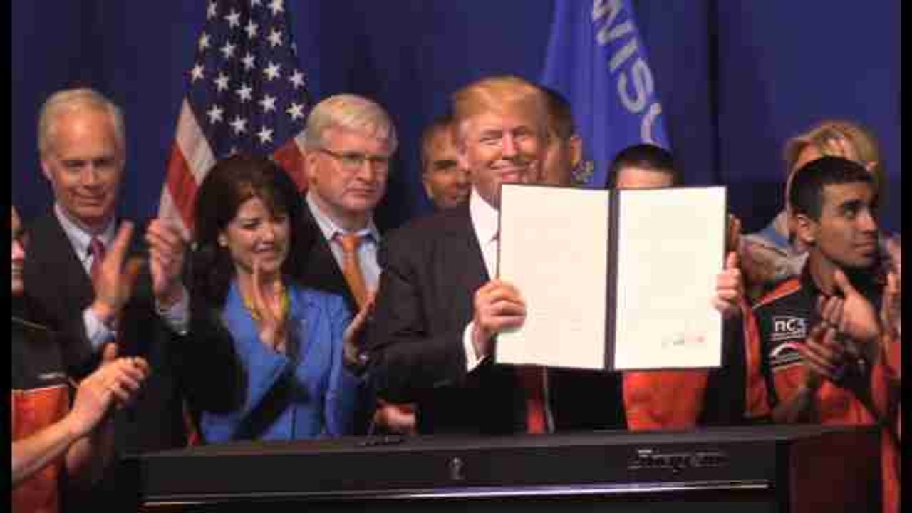 Trump firma nuevo decreto y ordena revisar visados y acuerdos comerciales