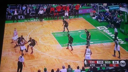 Marcus Smart craque et fait un doigt d'honneur à un fan !