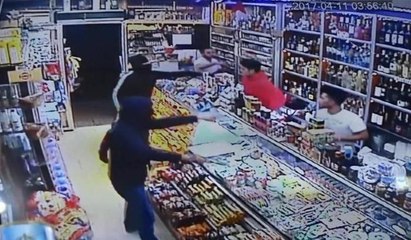 Şişli'de silahlı soygun kamerada