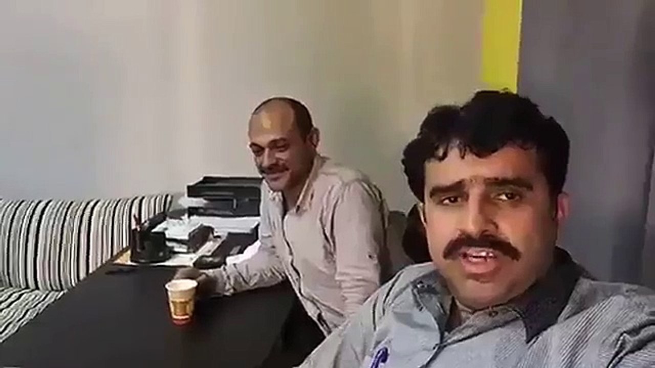 باكستاني يعطي مصري كف