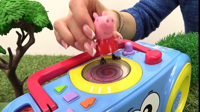 Peppa pig in dangerous Train videos & Peppa pig toys. Toy story with toy train and kids ts