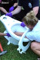 Genç kadının eli klozete sıkıştı!